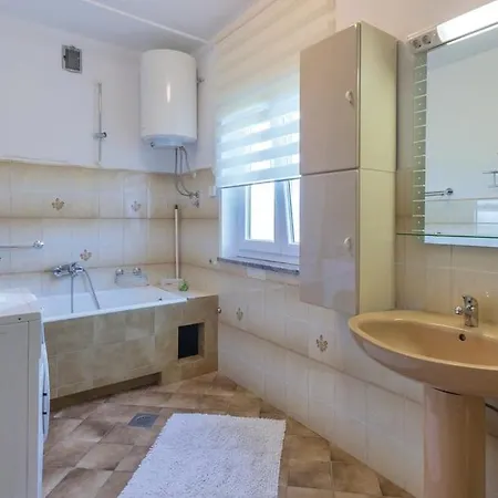 Ane Apartment *